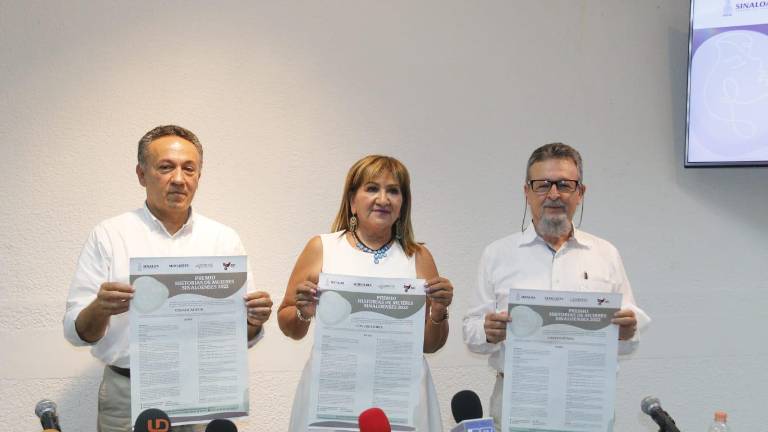 Juan Avilés Ochoa, María Teresa Guerra y Carlos Karam, durante la conferencia.