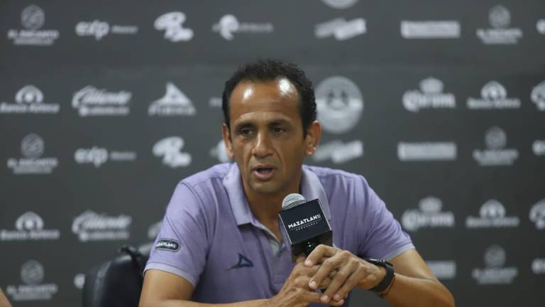 Miguel Razo es presentado ante la prensa.