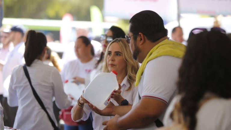 Recepción de donativos de agua embotellada en Palacio de Gobierno como parte de la campaña Aquatón 2025.