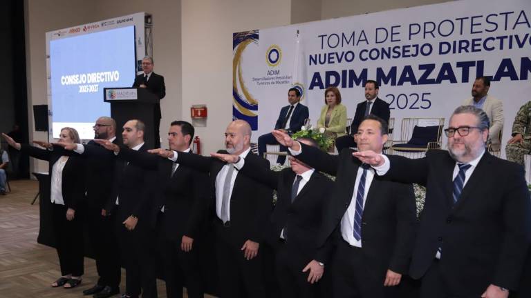 La nueva dirigencia de la ADIM rinde protesta.