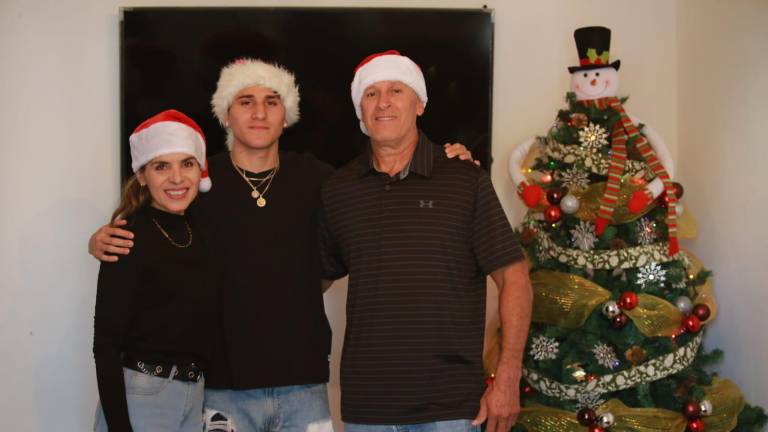 Marco Alonso Verde Álvarez acompañado de sus padres Fabiola y Manuel.