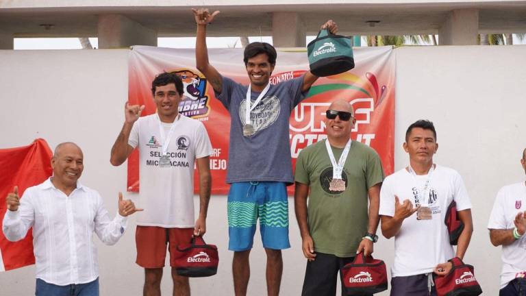 Los surfistas sinaloenses suben al podio.