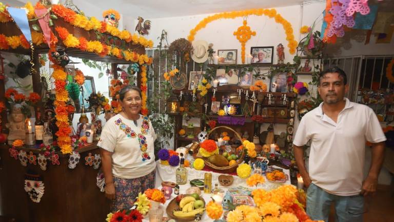La familia Méndez Tiznado tiene 29 años celebrando la tradición de instalar el altar de muertos.