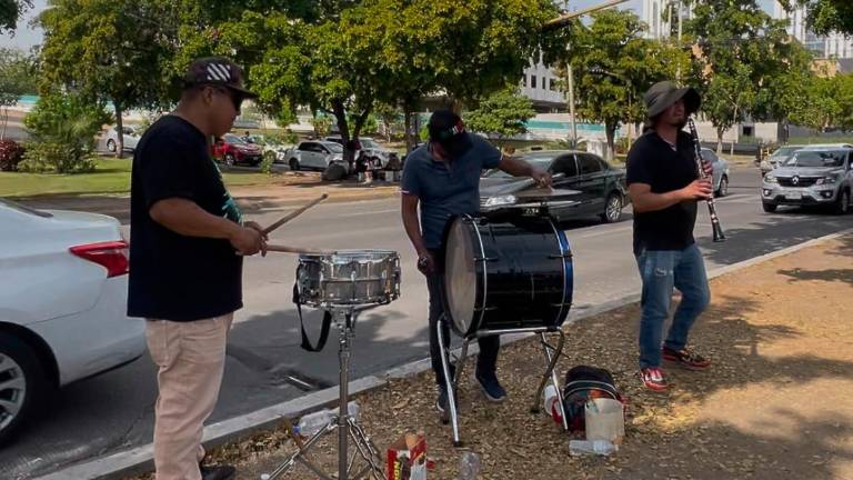 Músicos de Culiacán han tenido que sobrevivir en las calles ante la caída de eventos sociales ocasionados por la ola de violencia.