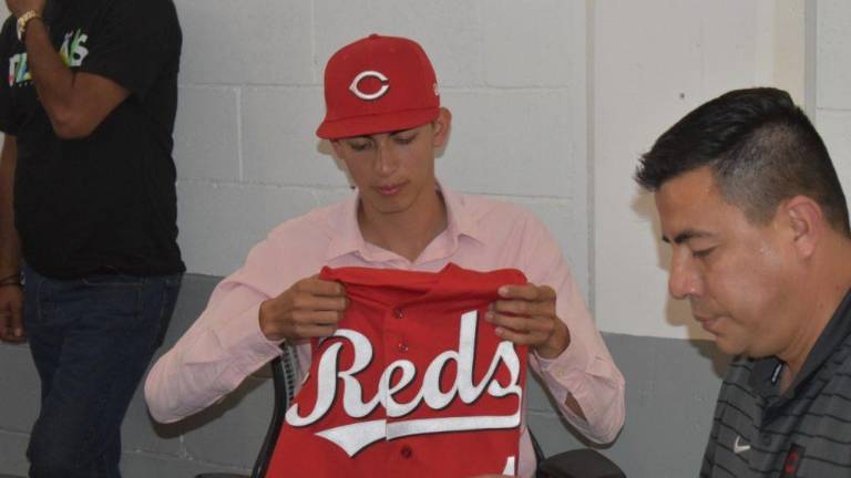 Edwin Cervantes fue firmado por los Rojos de Cincinnati, vía Diablos Rojos del México.
