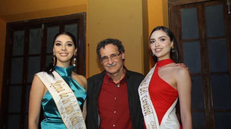 Fabio Morábito, ganador del Premio Mazatlán de Literatura 2025, entre Desiré Ayón y Lucero Lizárraga, Reina de los Juegos Florales y Reina del Carnaval de Mazatlán 2025, respectivamente.