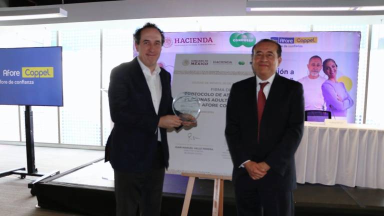 La insignia fue entregada al director General de Afore Coppel, Juan Manuel Valle Pereña, por el Presidente de la Condusef, Oscar Rosado Jiménez.