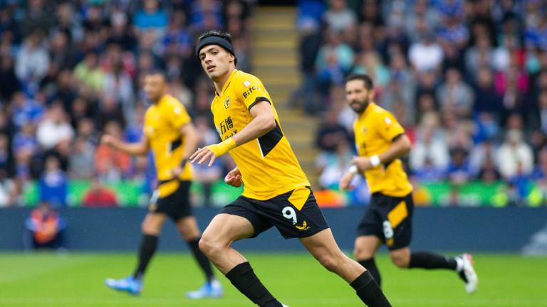 Raúl Jiménez y los Wolves caen en su presentación en la temporada de la Premier League.