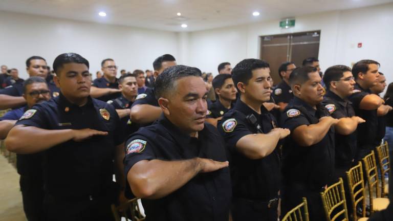 En una ceremonia se reconoció la labor y valentía de los integrantes del Cuerpo Voluntario de Bomberos de Mazatlán.