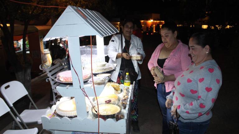 Comida, postres, juguetes y artesanías se venden en la plazuela.