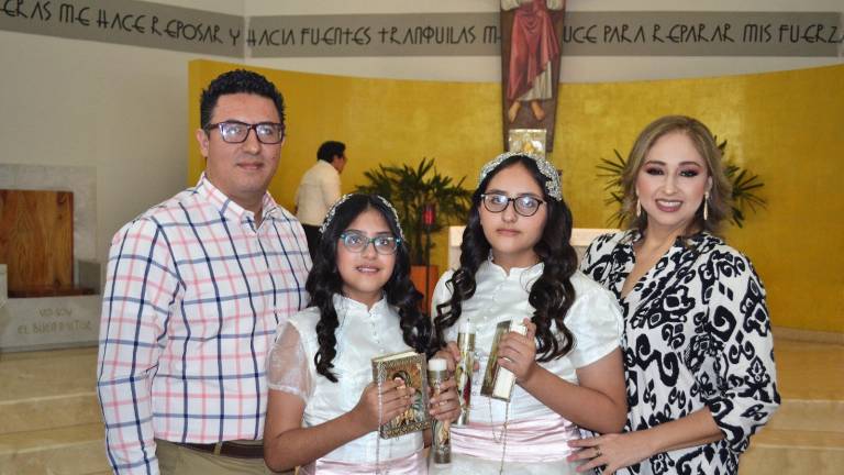Regina Isabella y Ana Sofía, acompañadas de sus papás, Ricardo Cárdenas Estrada y Angélica Camacho Castro.