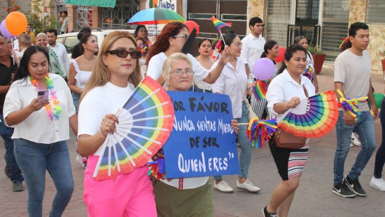 Durante la tercera edición de la marcha por la Diversidad Sexual en Rosario, asistentes recordaron a las víctimas de homofobia portando ropa blanca y mensajes de inclusión.