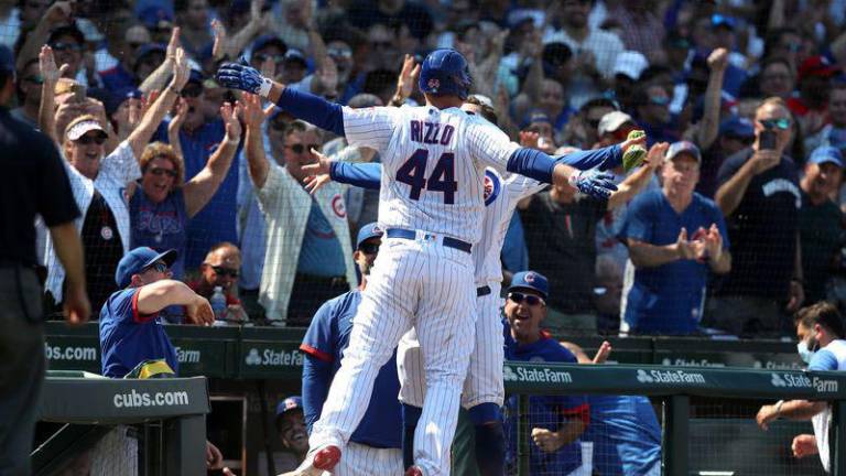 Anthony Rizzo celebra el jonrón que conectó luego de recibir 14 lanzamientos.