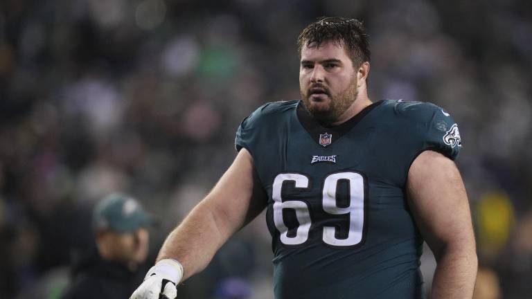 Landon Dickerson salió del entrenamiento de los Eagles del pasado domingo.
