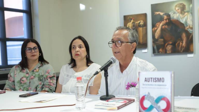 María Gutiérrez Pérez, directora del CRIT Sinaloa y Estela Robledo, directora del Centro de Autismo Sinaloa, acompañaron a Arturo Santamaría en la presentación del libro.