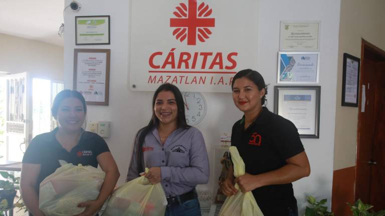 Cáritas Mazatlán apoyó con una despensa, que incluye leche, arroz, sopa, atún, pollo fresco, entre otros alimentos.