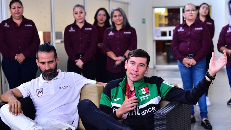 El atleta sinaloense Javier Armenta, tuvo una charla con personal del Isde.