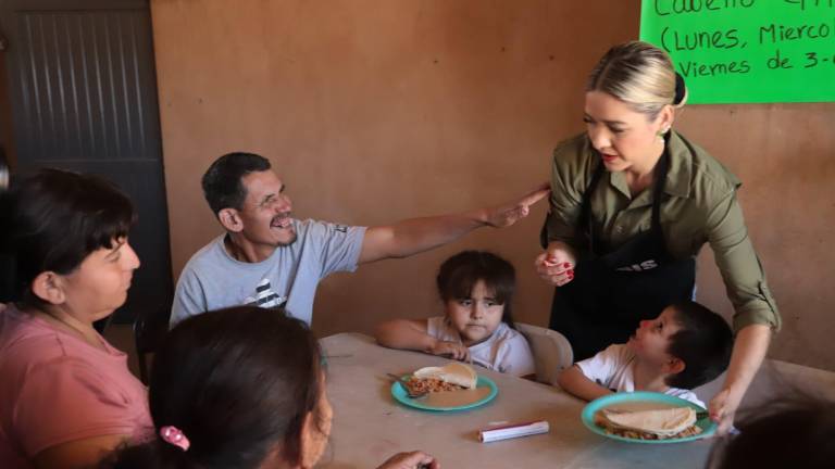 La Alcaldesa Estrella Palacios supervisó este miércoles instalaciones del Cecobi en la Tercera Ampliación de Urías y participó en la entrega de alimentos a los beneficiarios.