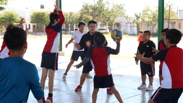 Los alumnos se ejercitan y se divierten.
