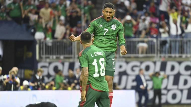 Luis Romo festeja uno de sus dos goles.