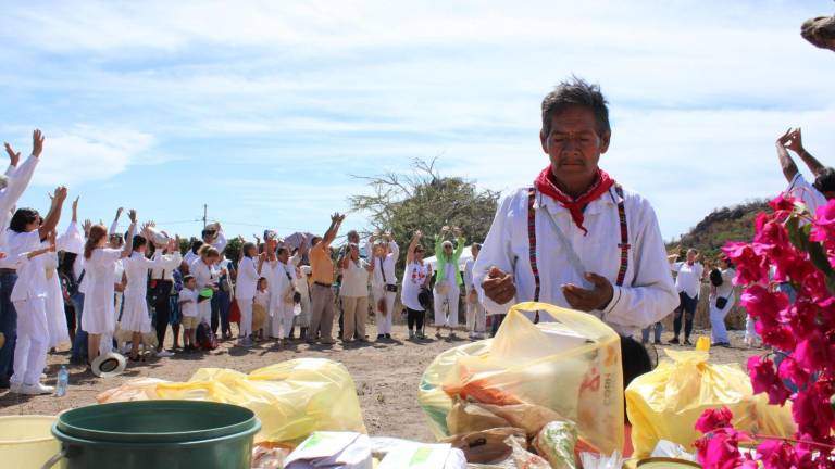 La ceremonia fue dirigida por el marakame Santos de la Cruz Cristóbal.