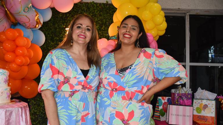 Maricela Rivas y Lorena Pérez Rivas, madre e hija, festejan su cumpleaños.