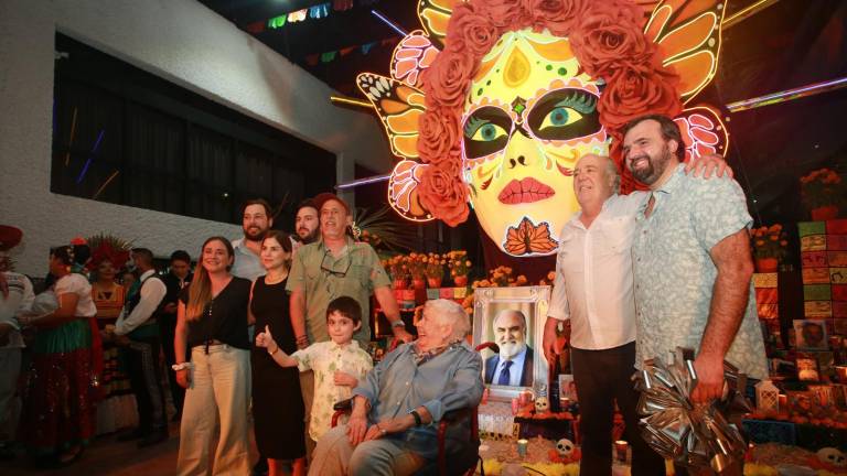 La familia Berdegué posa en el altar que se realizó en honor a don Julio Berdegué Aznar, fundador del Grupo El Cid.