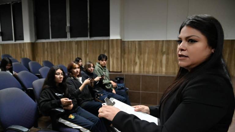 Yesenia Rochín Meza impartió el taller en la Unidad Académica Preparatoria Emiliano Zapata.