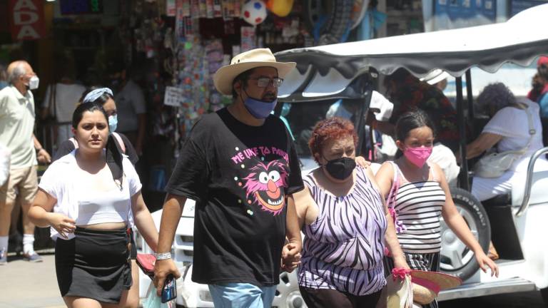 Movimiento de personas en el Centro de Mazatlán.