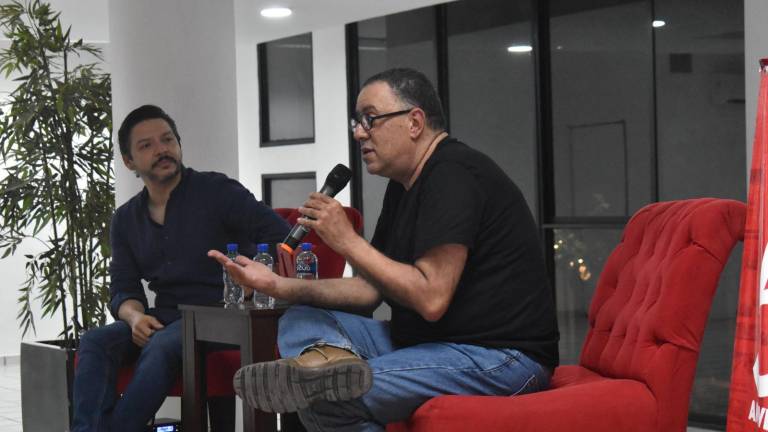 El académico Jacobo Dayán, experto en Derecho Penal Internacional, impartió una charla sobre justicia transicional en Periódico Datemex en Culiacán.