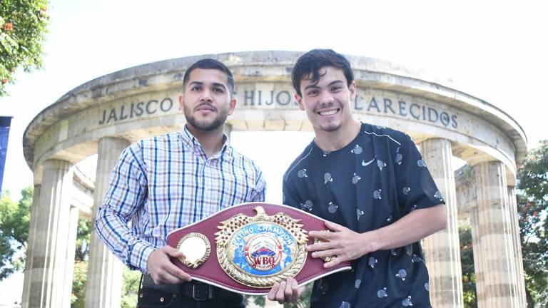 Alexis “Chapito” Molina y Christian “Chispa” Medina, con el fajín que estará en disputa este viernes 22 de noviembre en Guadalajara.