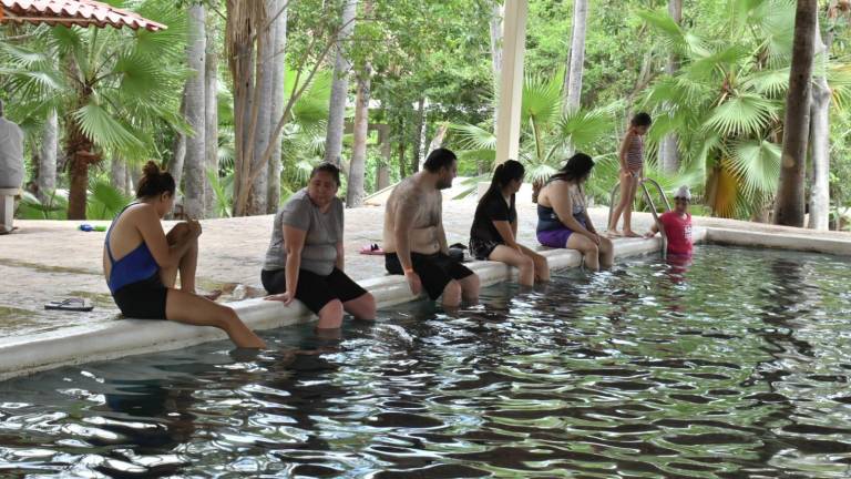 En las vacaciones se aprovecha el tiempo libre para acudir a las aguas termales en Imala.