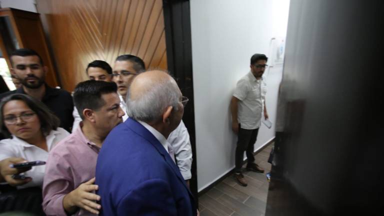 Luis Guillermo Benítez Torres a su salida de la Sala de Cabildo, tras renunciar a la Presidencia Municipal.