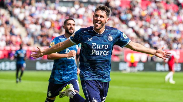 Santiago Giménez marca su segundo doblete de la temporada.