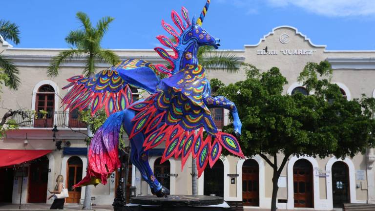Alebrijes llenos de color y creatividad “invaden” la Plazuela Machado.