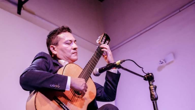 Francisco Bibriesca durante su concierto en Mazatlán.