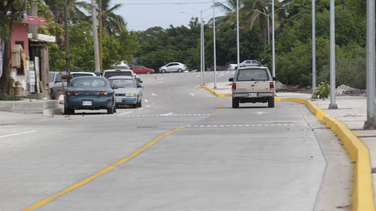 La Avenida Circunvalación recién remodelada, con banquetas y alumbrado público.