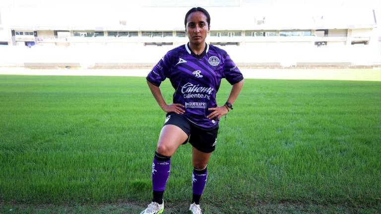 Laisha Espinosa tiene su primer entrenamiento con el equipo morado.