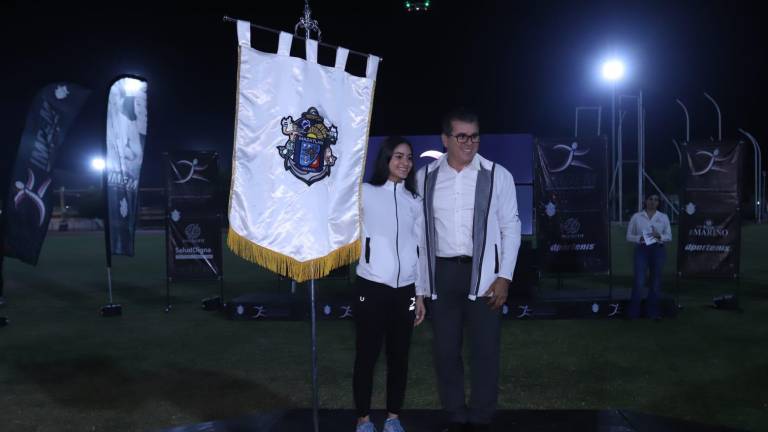 El Alcalde Édgar González entrega el estandarte a Jenifer Valeria Tirado Chavarín.