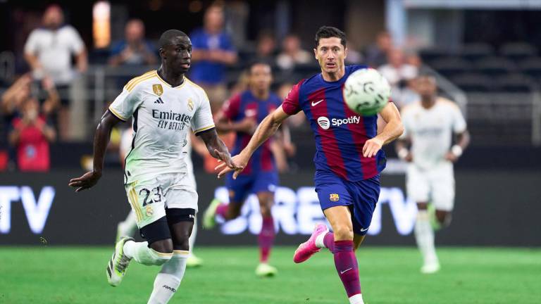 Barcelona se impone por 3-0 al Real Madrid.