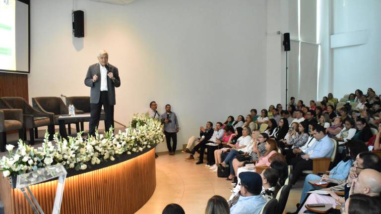 Alumnos y docentes del Centro Escolar Mar de Cortés, participan en el Segundo Congreso Internacional de Desarrollo Humano.