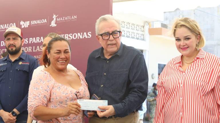 La ceremonia fue encabezada por el Gobernador Rubén Rocha Moya.