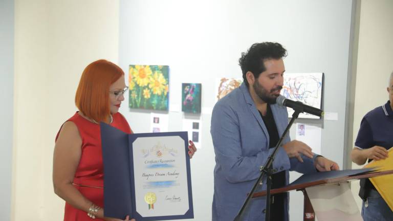 Michael Dergar, fundador de The Academy of Special Dreams Foundation, fue el coordinador principal de la exposición.