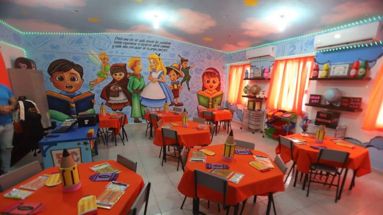 En la primaria Justo Sierra, en Mazatlán, el profesor Joel Ramos Zamudio alista el salón de clases para recibir a niñas y niños.