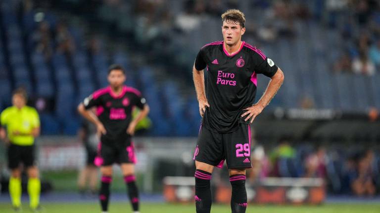Santiago Giménez se disculpa por desobedecer el reglamento.