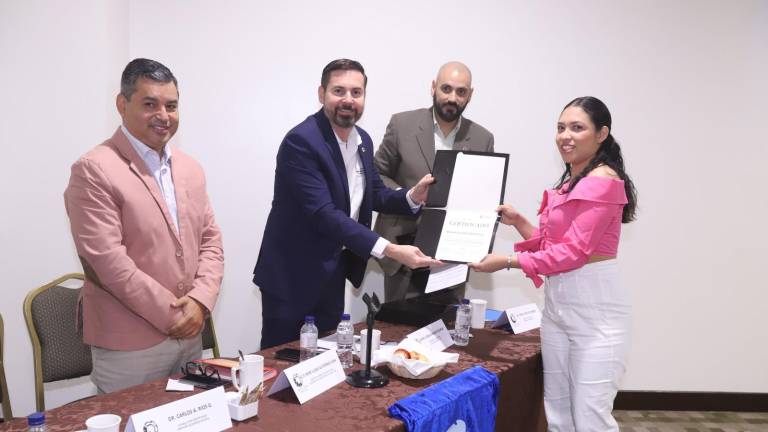 Participantes en el Diplomado en Liderazgo con Habilidades Gerenciales, ofrecido por Canacintra, recibieron sus reconocimientos.