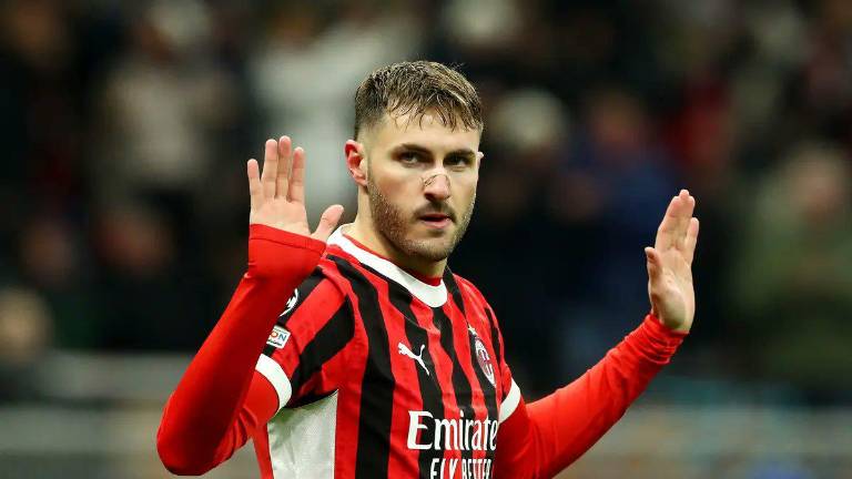 Santiago Giménez quedó excluido de la gira de pretemporada del Milan por tener días de descanso tras participar en la Copa Oro.