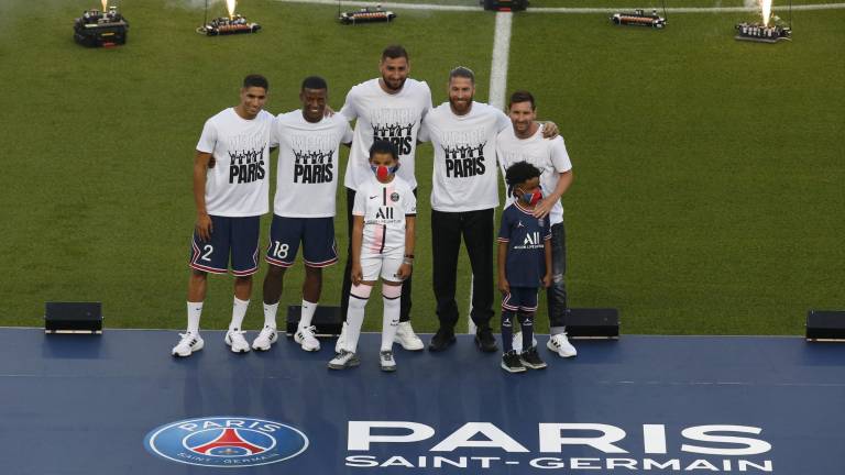 Los cinco refuerzos del PSG son presentados en su estadio.