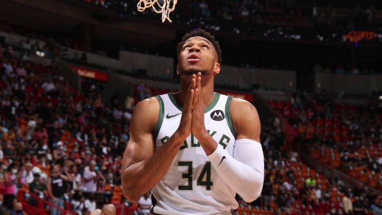 Se da el primer triple-doble de Giannis Antetokounmpo en Playoffs.