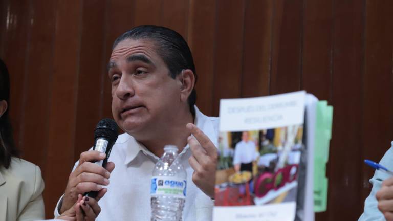 El chef Gilberto del Toro presentó ante los estudiantes de Nutriología y Gastronomía de la UAS sus libros “Después del derrumbe, resiliencia” y “Cómo administrar una cocina profesional”.